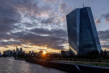 Východ slnka vedľa budovy Európskej centrálnej banky. FOTO: TASR/AP