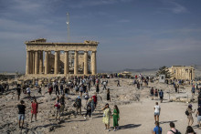 Turisti počas návštevy Akropoly. FOTO: TASR/AP