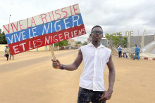 Stúpenec nigerskej vládnucej junty drží transparent vo farbách ruskej vlajky s nápisom ”Nech žije Rusko, nech žije Niger a Nigerčania” počas protestu v nigerskej metropole Niamey. FOTO TASR/AP