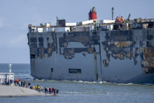 Poškodenú nákladnú loď Fremantle Highway, ktorá začala horieť počas prepravy 3783 nových áut vrátane 498 elektromobilov z Nemecka do Singapuru, odťahujú do prístavu Eemshaven. FOTO: TASR/AP