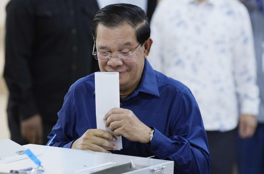 Kambodžský premiér Hun Sen, ktorý je vo funkcii 38 rokov, počas volebného aktu v rámci parlamentných volieb v metropole Phnom Pénh. FOTO: TASR/AP