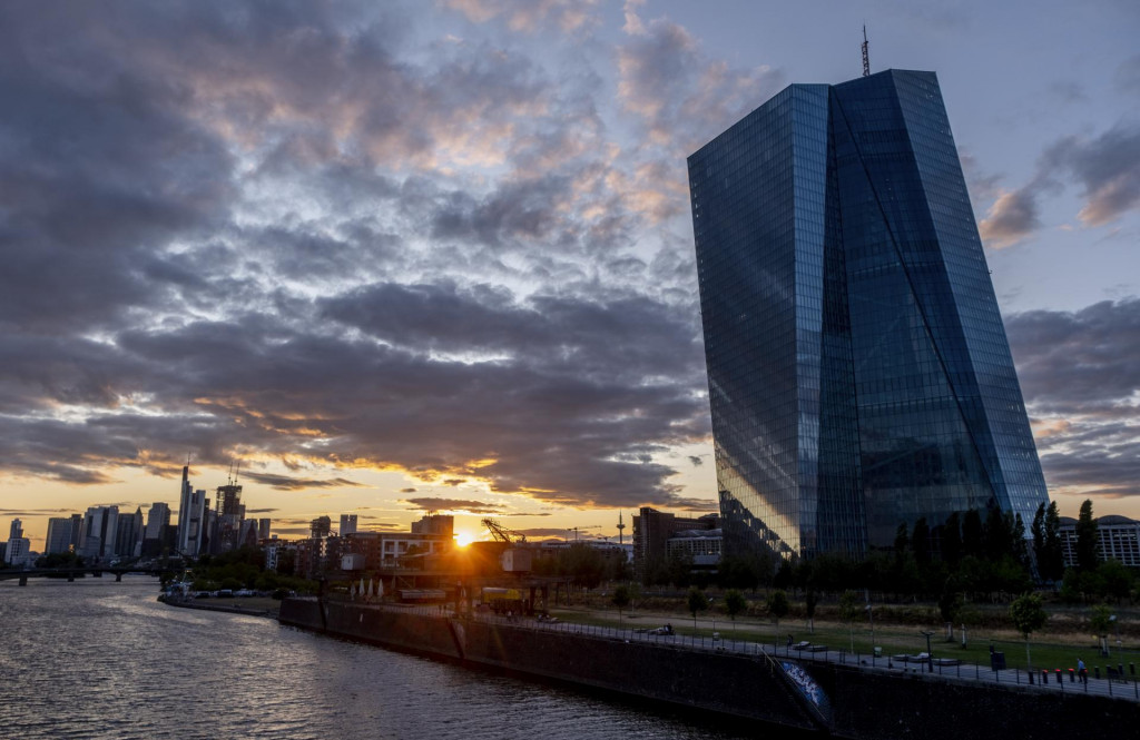 Východ slnka vedľa budovy Európskej centrálnej banky. FOTO: TASR/AP