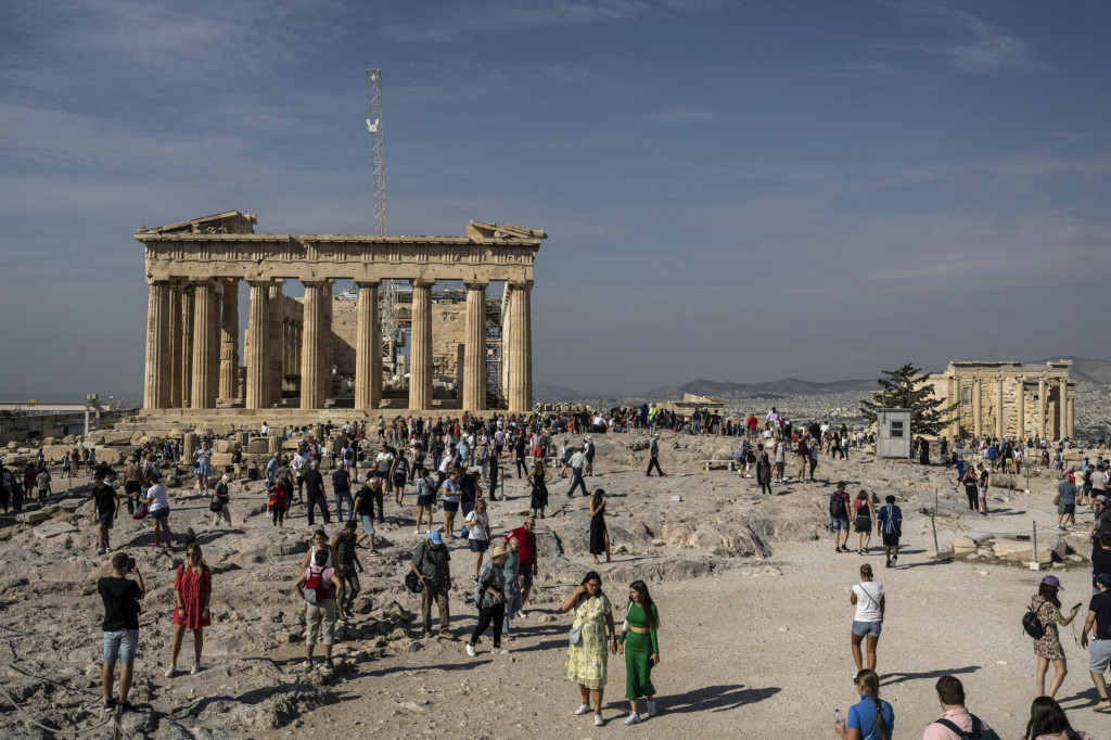 Turisti počas návštevy Akropoly. FOTO: TASR/AP