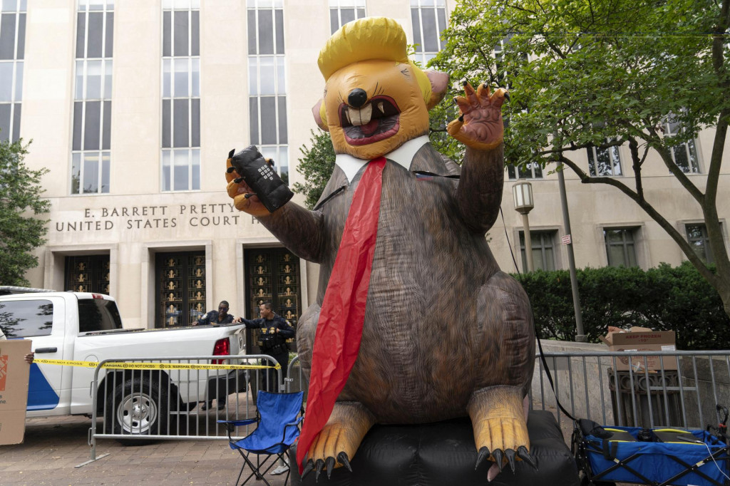 Demonštranti umiestnili nafukovacieho potkana s podobizňou bývalého amerického prezidenta Donalda Trumpa pred budovu federálneho súdu vo Washingtone. FOTO: Reuters