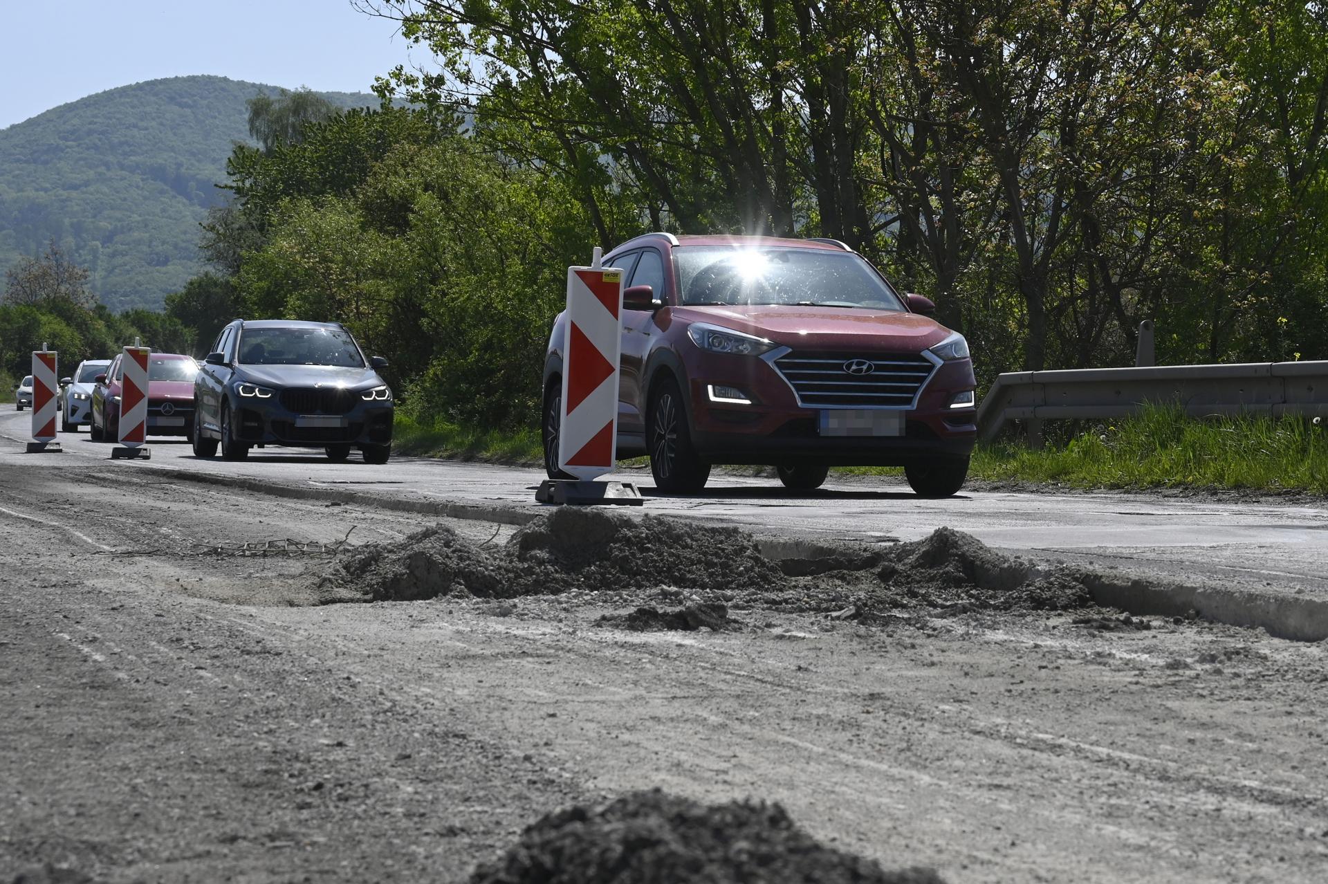 Kreslia novú diaľnicu pri Trenčíne. Štvorprúdovka je v hre, pretože stará cesta je vyťažená