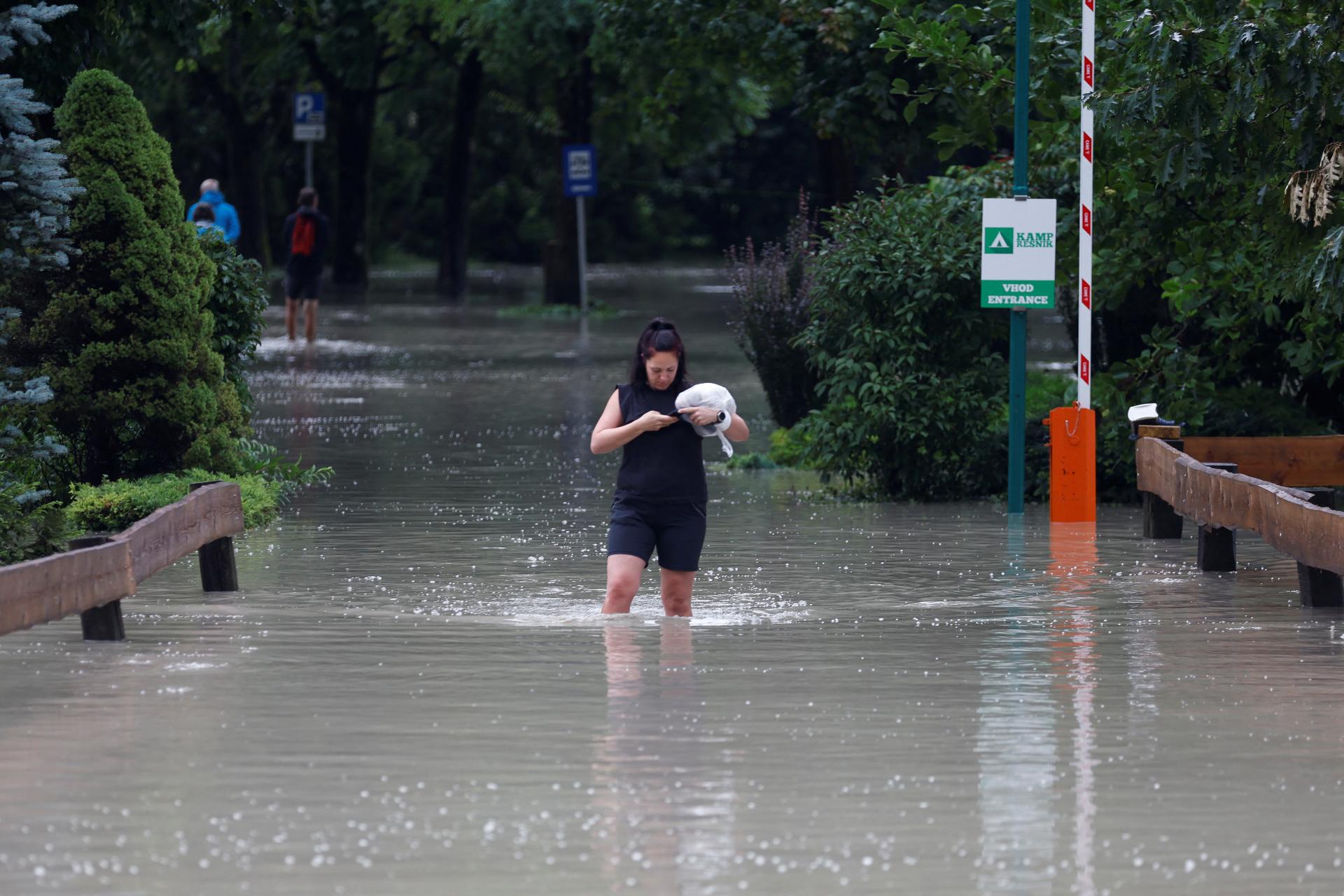 Slovinsko a južné Rakúsko postihli po prívalových dažďoch povodne, vojaci evakuujú mesto