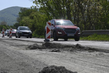 V máji roku 2022 sa začala dlho očakávaná rekonštrukcia cesty I/9 (tzv. panelky) pri obci Mníchova Lehota. FOTO: TASR/Radovan Stoklasa