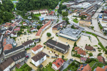 Zaplavené ulice v meste Ravne na Koroškem na severe Slovinska neďaleko hraníc s Rakúskom. FOTO: TASR/AP
