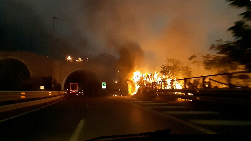 Sicília zápasí s rozsiahlymi požiarmi, plamene na niektorých miestach dosahujú až k ceste. FOTO: REUTERS