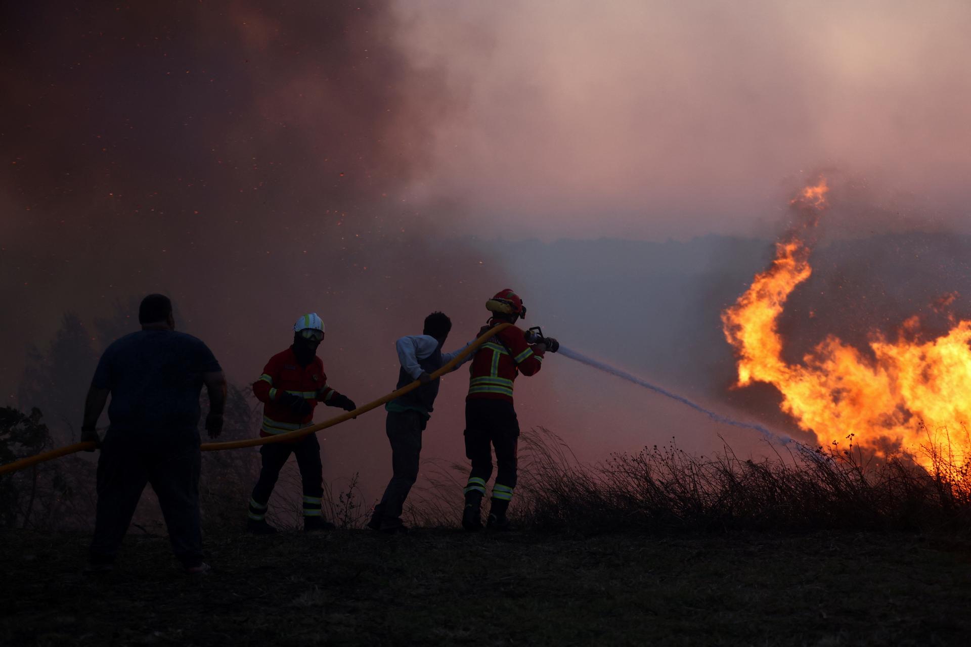 V strednej časti Portugalska bojujú s veľkým požiarom, požiadali o pomoc Španielsko