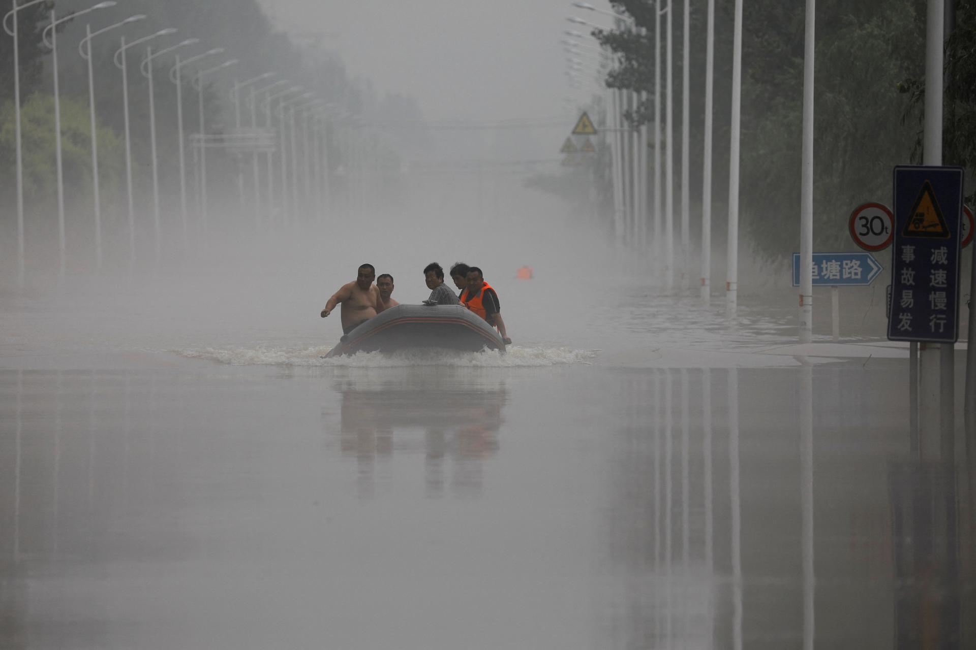 Čína hlási ďalších najmenej desať mŕtvych kvôli prívalovým dažďom, nezvestných hľadajú