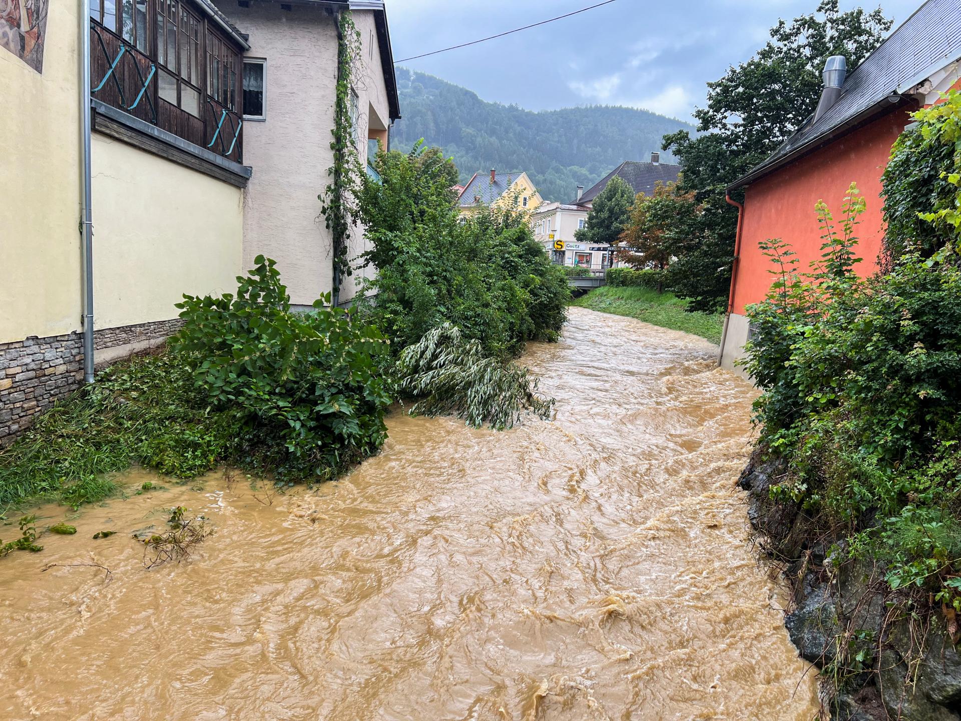 Nehody a dôsledky záplav komplikujú dopravu v Rakúsku, tvorili sa rozsiahkle kolóny