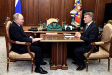 Ruský prezident Vladimir Putin na stretnutí s generálnym riaditeľom Sberbank Germanom Grefom. FOTO: Reuters