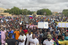 Stúpenci nigerskej vládnucej chunty sa zhromažďujú počas protestu na vytrvanie v boji za slobodu krajiny a vytlačenie zahraničného vplyvu v Niamey. FOTO: TASR/AP