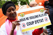 Pred nigerským veľvyslanectvom držia demonštranti transparent s nápisom „Už nechceme prevrat“ na podporu prezidenta Nigeru Mohameda Bazouma v Paríži. FOTO: Reuters