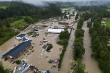Zaplavená obchodná štvrť neďaleko slovinského mesta Kamnik. FOTO: TASR/AP