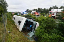 Záchranári zasahujú na meiste nehody autobusu na diaľnici A2 blízko mesta Peine pri Hannoveri. FOTO: TASR/DPA