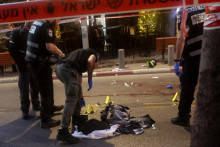 Izraelská polícia kontroluje miesto podozrivého zo streleckého útoku v Tel Avive. FOTO: Reuters