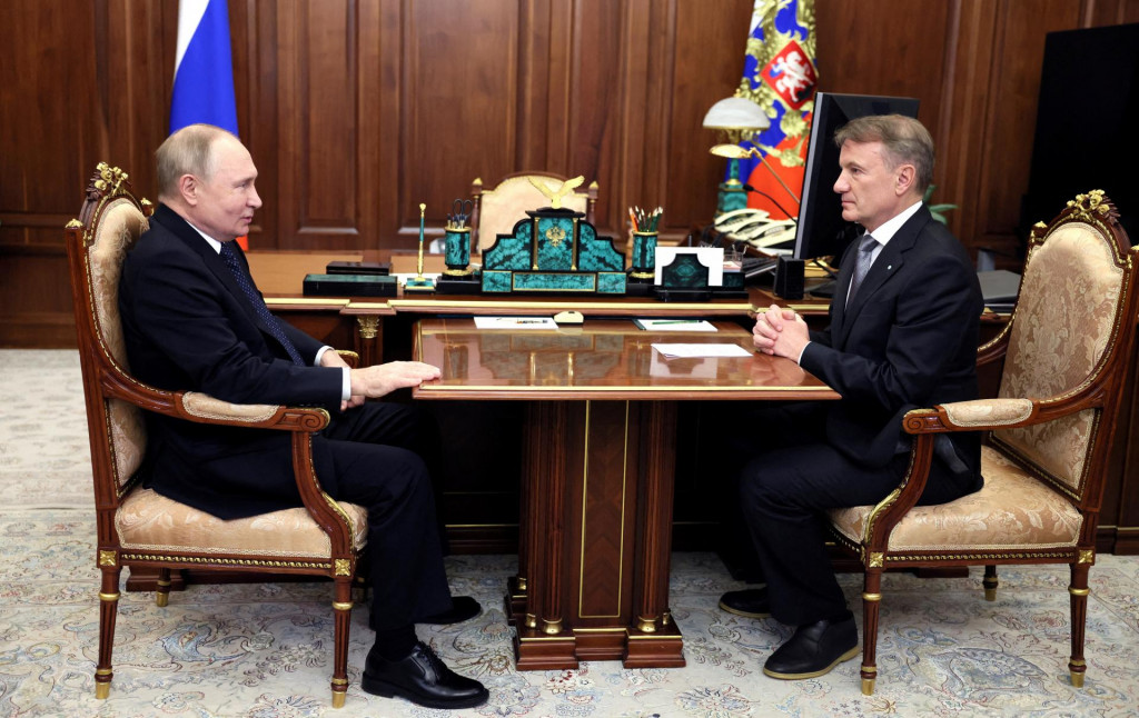 Ruský prezident Vladimir Putin na stretnutí s generálnym riaditeľom Sberbank Germanom Grefom. FOTO: Reuters