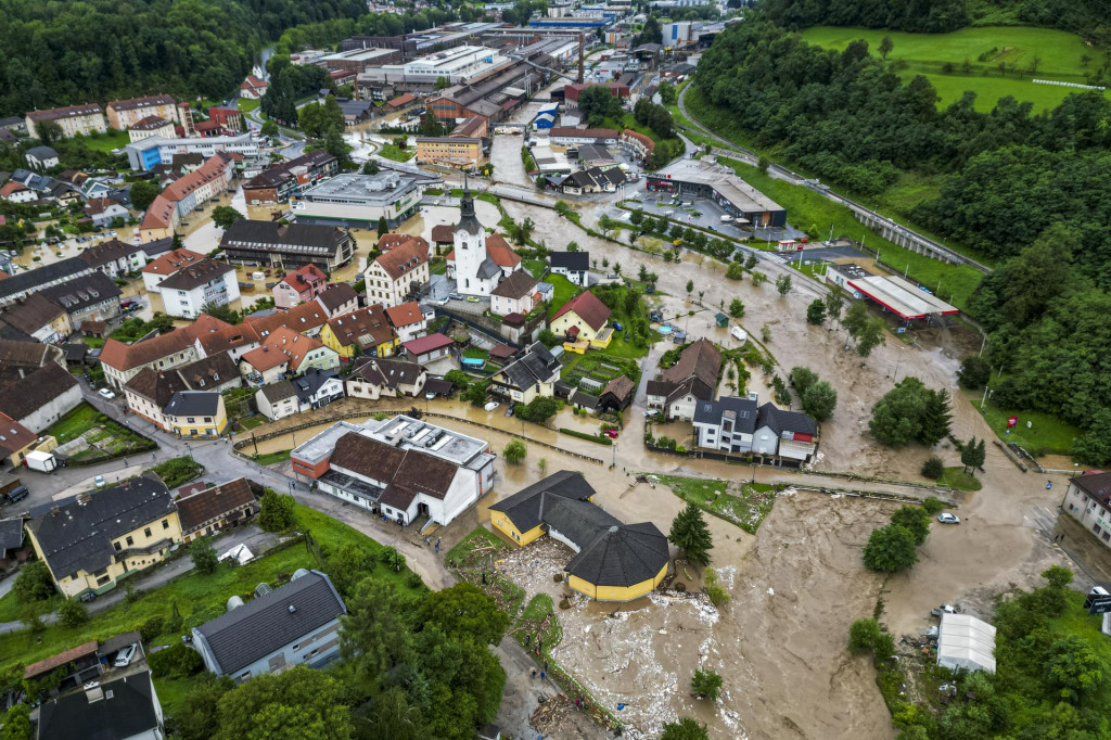 Zaplavené ulice v meste Ravne na Koroškem na severe Slovinska neďaleko hraníc s Rakúskom. FOTO: TASR/AP
