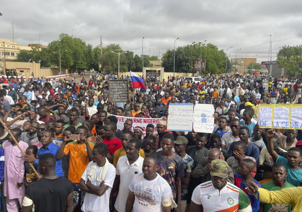 Stúpenci nigerskej vládnucej chunty sa zhromažďujú počas protestu na vytrvanie v boji za slobodu krajiny a vytlačenie zahraničného vplyvu v Niamey. FOTO: TASR/AP