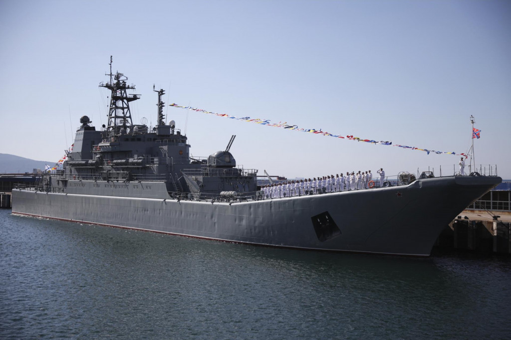 Loď ruskej čiernomorskej flotily Olenegorskij Gorňak kotví v prístave na základni Novorossijsk na juhu Ruska. FOTO: TASR/AP