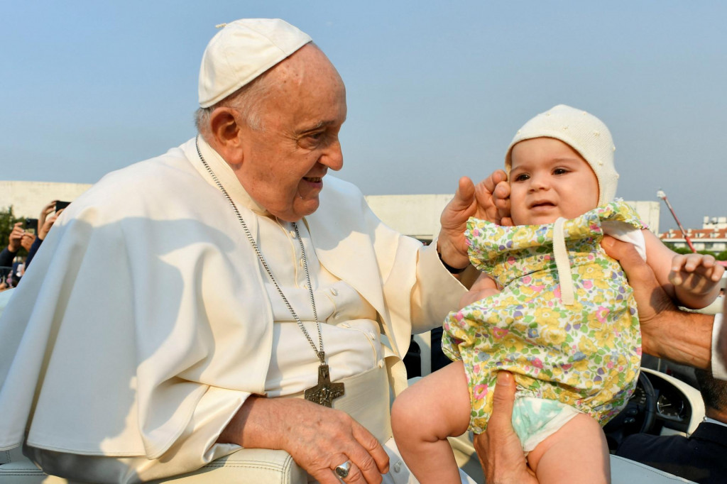 Pápež František sa stretáva s ľuďmi v Kaplnke zjavení Svätyne Panny Márie vo Fatime. FOTO: Reuters