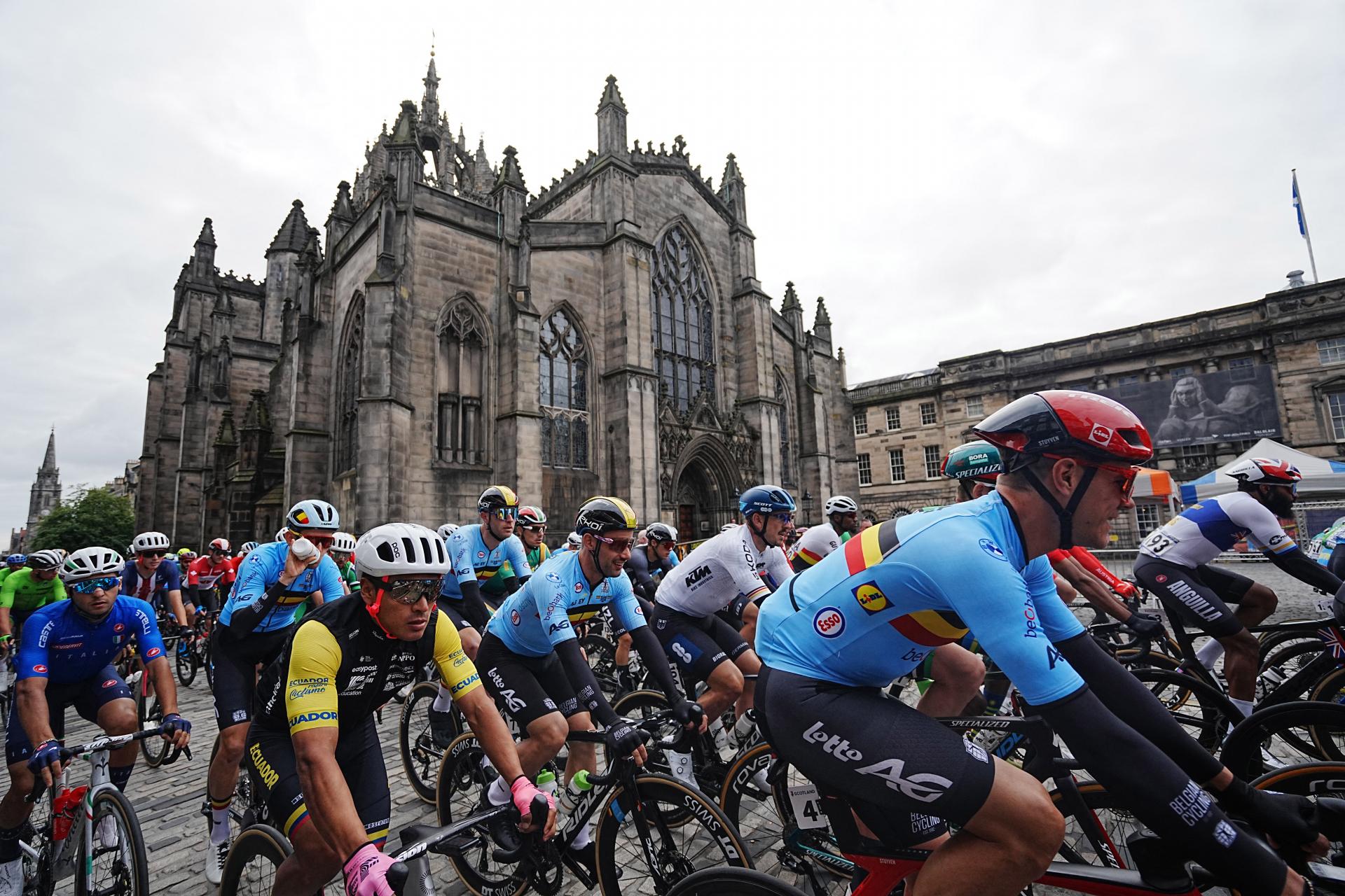 Cyklistické preteky mužov reštartovali. Protest medzi Edinburghom a Glasgowom ich zastavil na takmer hodinu
