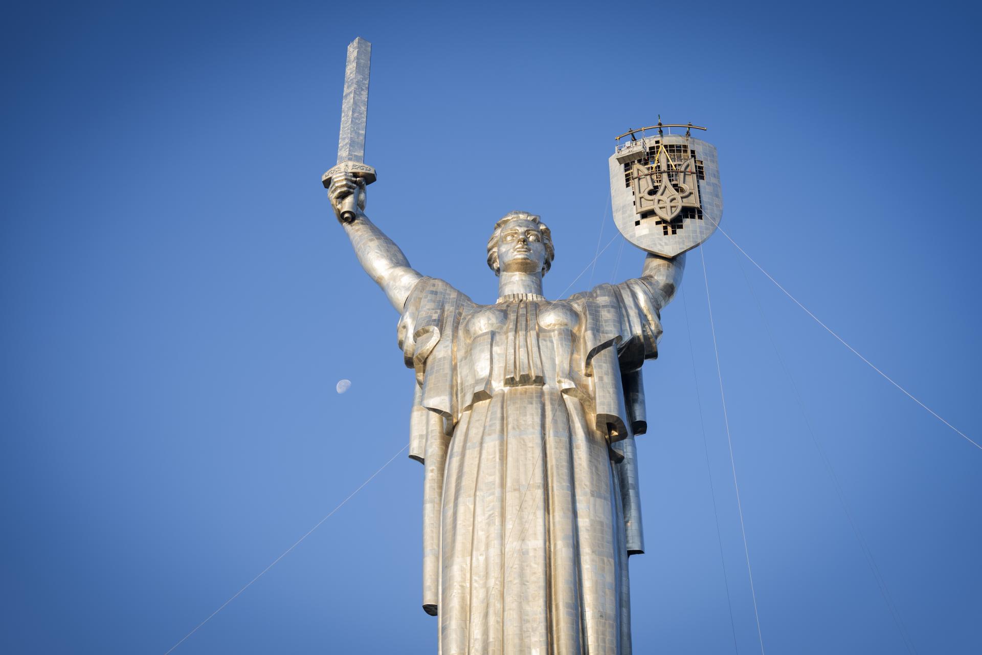 Na štít sochy Matka Vlasť v Kyjeve umiestnili ukrajinský trojzubec