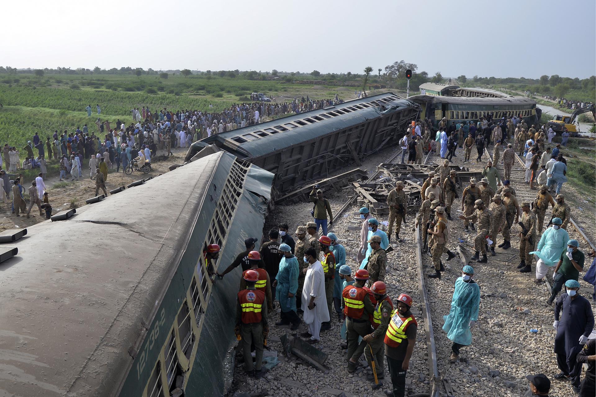 V južnom Pakistane sa vykoľajil osobný vlak, zomrelo najmenej 30 ľudí