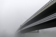 Most SNP zahalený v hmle. FOTO: TASR/Dano Veselský