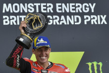Španiel Aleix Espargaro sa stal víťazom Veľkej ceny Británie cestných motocyklov v kategórii MotoGP na okruhu Silverstone. FOTO: TASR/AP