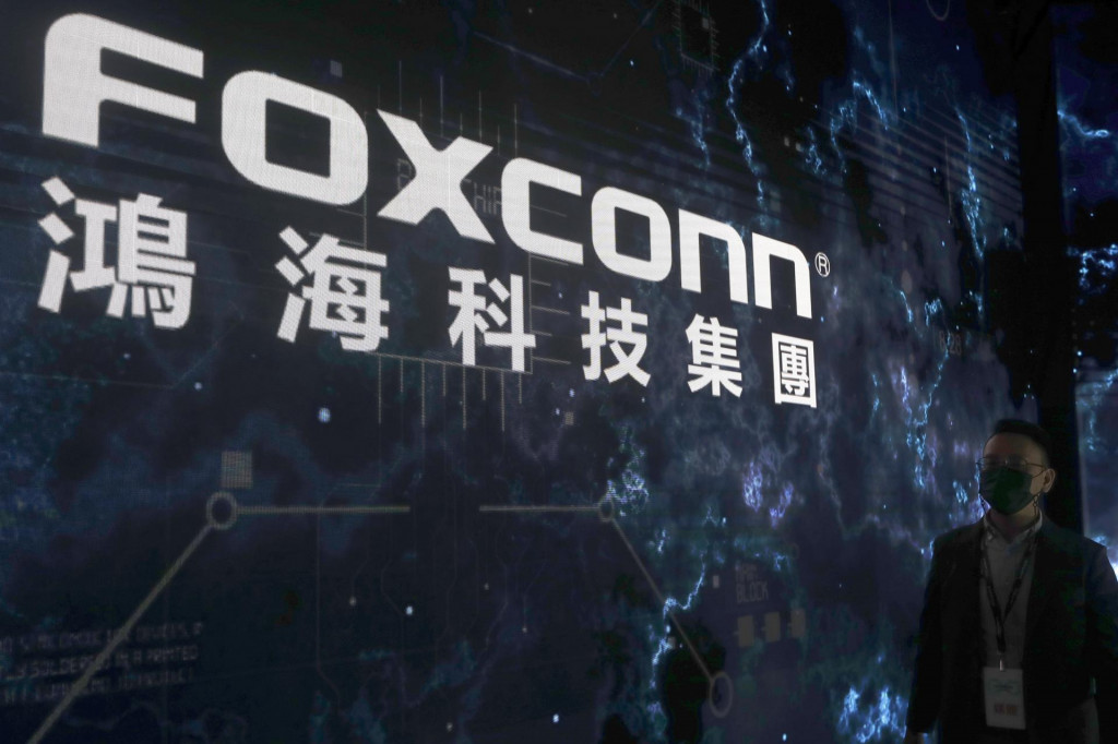 Logo spoločnosti Foxconn v Tchaj-peji. FOTO: TASR/AP