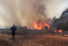 Lesný požiar pri dedine Vati, na ostrove Rodos. FOTO: Reuters