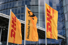 Vlajky nemeckej spoločnosti Deutsche Post DHL vejú pred centrálou v Bonne. FOTO: TASR/DPA