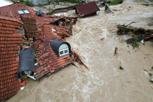 Poškodená budova v zaplavenej oblasti po silných dažďoch v Slovinsku. FOTO: Reuters