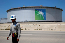 Zamestnanec spoločnosti Aramco kráča pri ropnej nádrži v saudskoarabskej rafinérii Ras Tanura a ropnom termináli v Saudskej Arábii. FOTO: Reuters