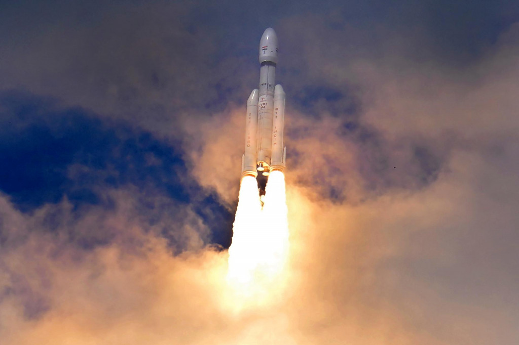 Nosn&aacute; raketa s indickou lun&aacute;rnou misiou Čandraj&aacute;n-3 počas &scaron;tartu z kozmodr&oacute;mu &Scaron;r&iacute;harik&oacute;ta v &scaron;t&aacute;te &Aacute;ndhraprad&eacute;&scaron; na juhov&yacute;chodnom pobrež&iacute; Indie FOTO: TASR/AP
