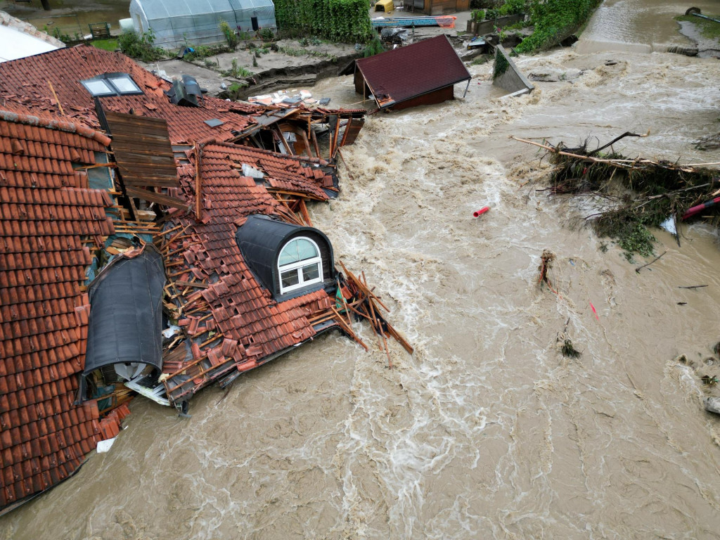 Po&scaron;koden&aacute; budova v zaplavenej oblasti po siln&yacute;ch dažďoch v Slovinsku. FOTO: Reuters