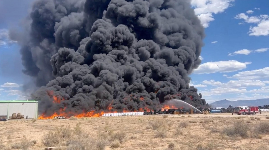 Hasiči pracujú na uhasení požiaru v recyklačnom závode v Albuquerque v Novom Mexiku. FOTO: Reuters