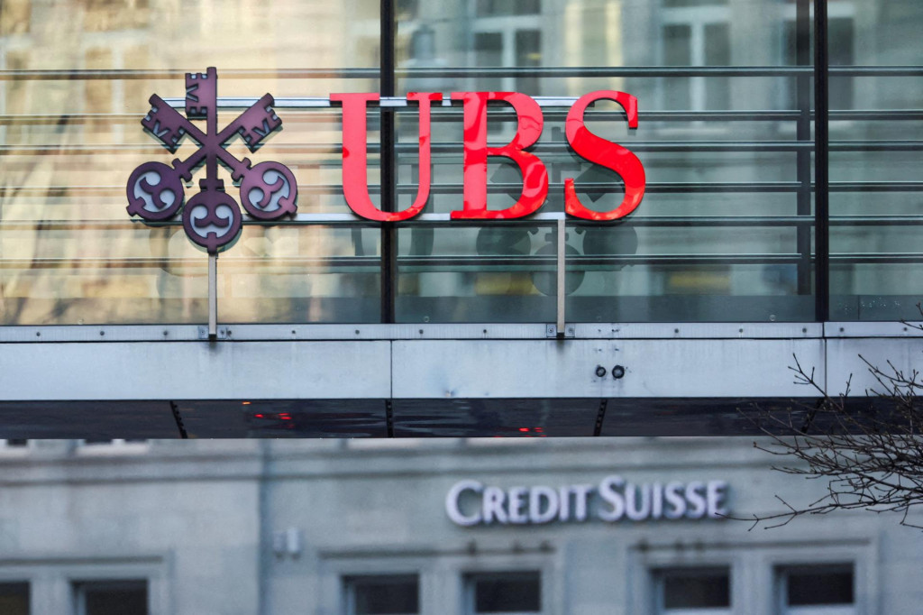 Logá bánk UBS a Credit Suisse vo švajčiarskom Zürichu. FOTO: Reuters