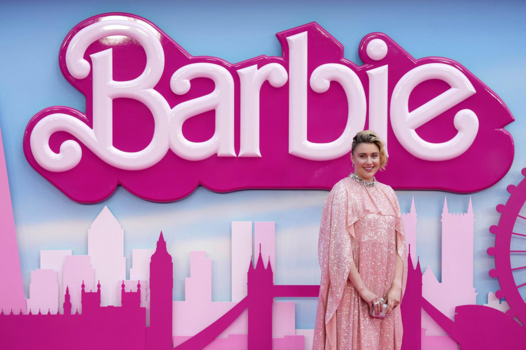 Greta Gerwigová pózuje počas príchodu na premiéru filmu Barbie v Londýne. FOTO: TASR/AP