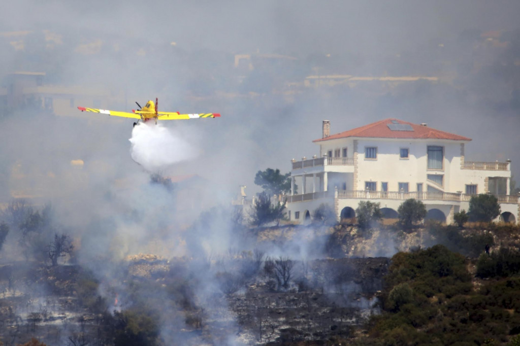 Lietadlo počas hasenia lesného požiaru v dedine Apesia pri Limassole na juhozápade Cypru. FOTO TASR/AP