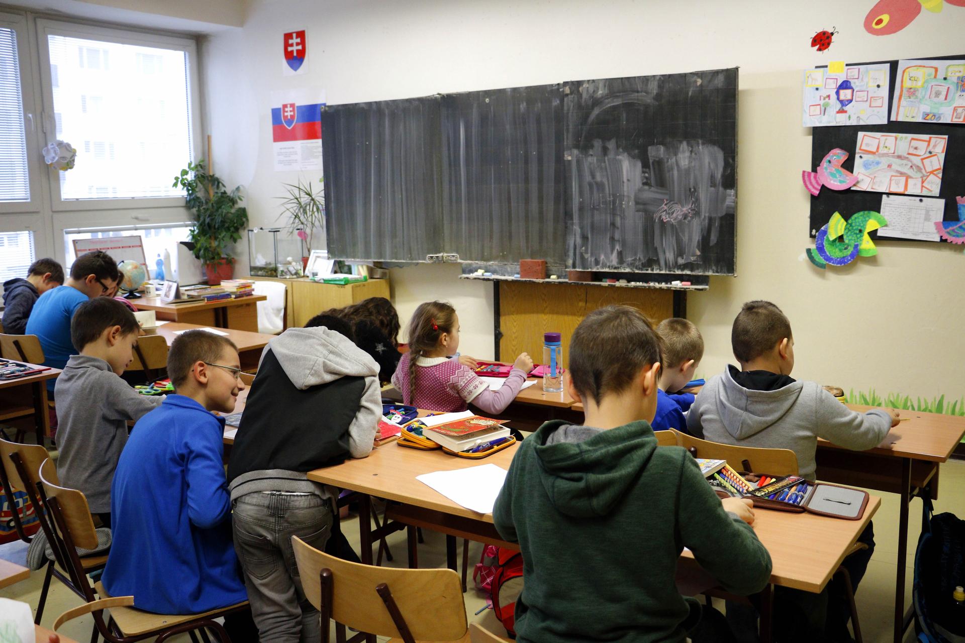 Slovenských učiteľov vyháňa zo škôl stres. „Problémoví žiaci? Dýchajte,“ radia pedagógom