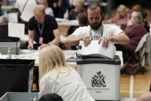 Členovia volebnej komisie sčítavajú hlasovacie lístky v Londýne. FOTO: TASR/AP