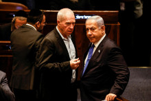 Izraelský minister obrany Joav Galant s premiérom Benjaminom Netanjahuom. FOTO: Reuters