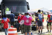 Americkí skauti sa zhromažďujú pred nástupom do autobusu pri odchode zo Svetového skautského tábora Jamboree v juhokórejskom meste Buan. FOTO: TASR/AP