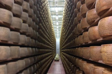 Šéfa talianskej syrárskej firmy pochovalo 15-tisíc kolies syra v jeho vlastnej továrni.