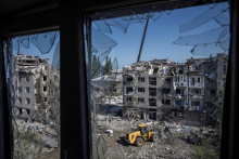 Záchranári pracujú s ťažkou technikou na mieste budovy zničenej počas ruského raketového útoku v Pokrovsku. FOTO: Reuters