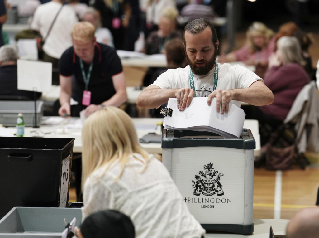 Členovia volebnej komisie sčítavajú hlasovacie lístky v Londýne. FOTO: TASR/AP